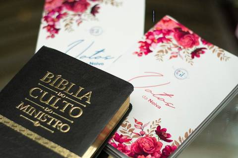 As melhores ideias e inspirações criativas de fotos de casamento registradas por fotógrafos profissionais de eventos da empresa Criativus Foto e Vídeo no Espaço Ana's Buffet: Fotos dos votos dos noivos com a bíblia'