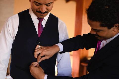 As melhores ideias e inspirações criativas de fotos de casamento registradas por fotógrafos profissionais de eventos da empresa Criativus Foto e Vídeo no Espaço Ana's Buffet: Fotos do making of do noivo'