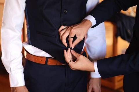 As melhores ideias e inspirações criativas de fotos de casamento registradas por fotógrafos profissionais de eventos da empresa Criativus Foto e Vídeo no Espaço Ana's Buffet: Fotos do making of do noivo'