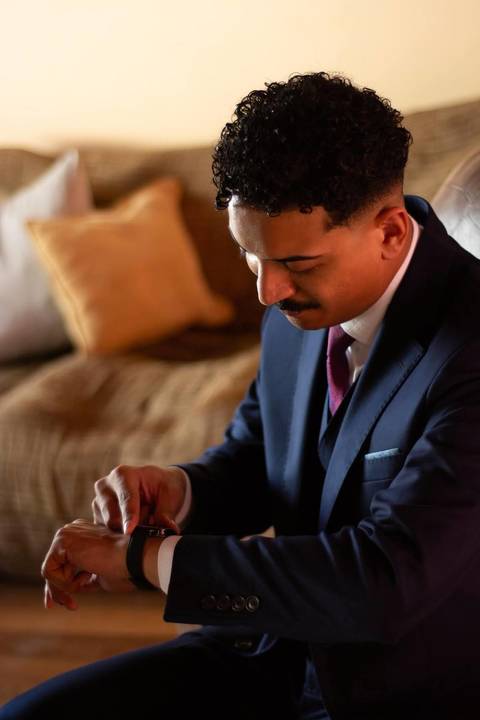 As melhores ideias e inspirações criativas de fotos de casamento registradas por fotógrafos profissionais de eventos da empresa Criativus Foto e Vídeo no Espaço Ana's Buffet: Fotos do making of do noivo'