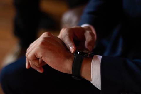 As melhores ideias e inspirações criativas de fotos de casamento registradas por fotógrafos profissionais de eventos da empresa Criativus Foto e Vídeo no Espaço Ana's Buffet: Fotos do making of do noivo'