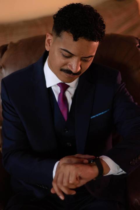 As melhores ideias e inspirações criativas de fotos de casamento registradas por fotógrafos profissionais de eventos da empresa Criativus Foto e Vídeo no Espaço Ana's Buffet: Fotos do making of do noivo'