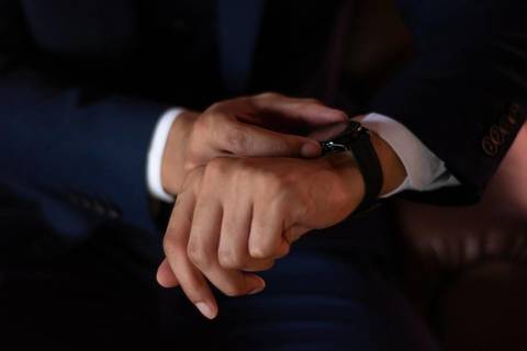 As melhores ideias e inspirações criativas de fotos de casamento registradas por fotógrafos profissionais de eventos da empresa Criativus Foto e Vídeo no Espaço Ana's Buffet: Fotos do making of do noivo'