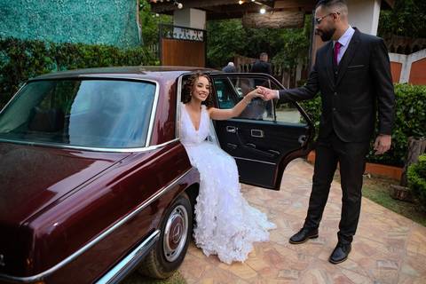 As melhores ideias e inspirações criativas de fotos de casamento registradas por fotógrafos profissionais de eventos da empresa Criativus Foto e Vídeo no Espaço Ana's Buffet: Fotos da noiva no carro '