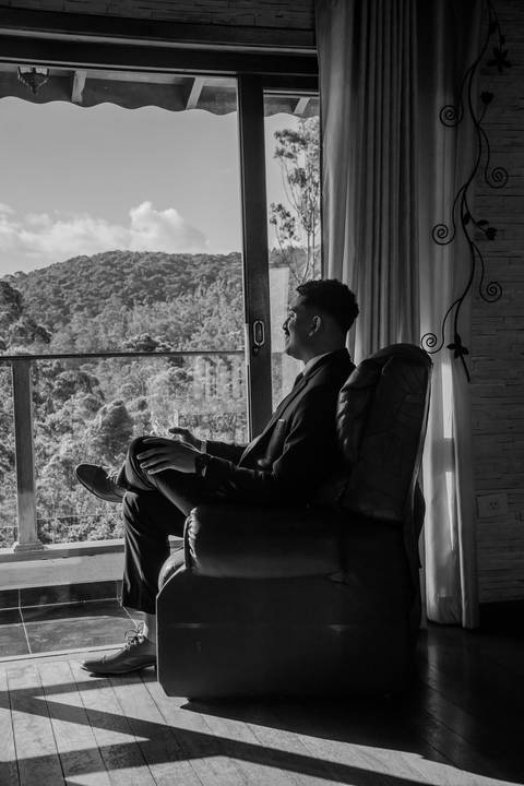 As melhores ideias e inspirações criativas de fotos de casamento registradas por fotógrafos profissionais de eventos da empresa Criativus Foto e Vídeo no Espaço Ana's Buffet: Fotos do making of do noivo'