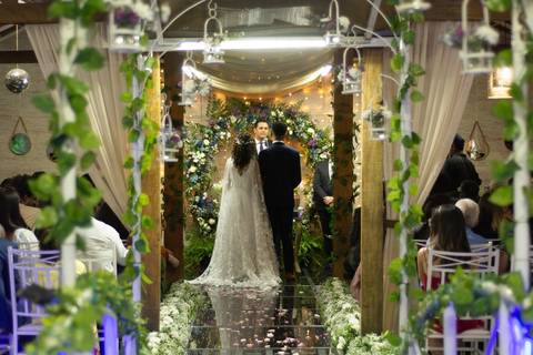 As melhores ideias e inspirações criativas de fotos de casamento registradas por fotógrafos profissionais de eventos da empresa Criativus Foto e Vídeo no Espaço Ana's Buffet: Fotos do momento da cerimônia'