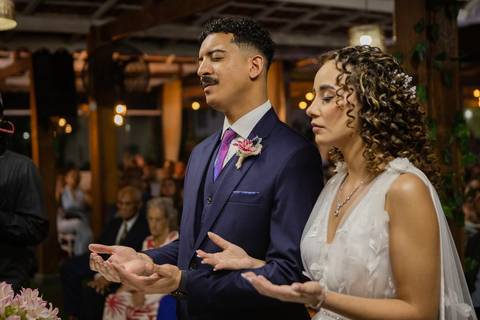 As melhores ideias e inspirações criativas de fotos de casamento registradas por fotógrafos profissionais de eventos da empresa Criativus Foto e Vídeo no Espaço Ana's Buffet: Fotos do momento da cerimônia'