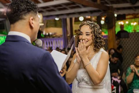 As melhores ideias e inspirações criativas de fotos de casamento registradas por fotógrafos profissionais de eventos da empresa Criativus Foto e Vídeo no Espaço Ana's Buffet: Fotos do momento da cerimônia'