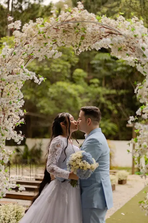 As melhores ideias e inspirações criativas de fotos de casamento registradas por fotógrafos profissionais de eventos da empresa Criativus Foto e Vídeo no Espaço Lindo Sítio & Eventos: Fotos do protocolares apenas os noivos'