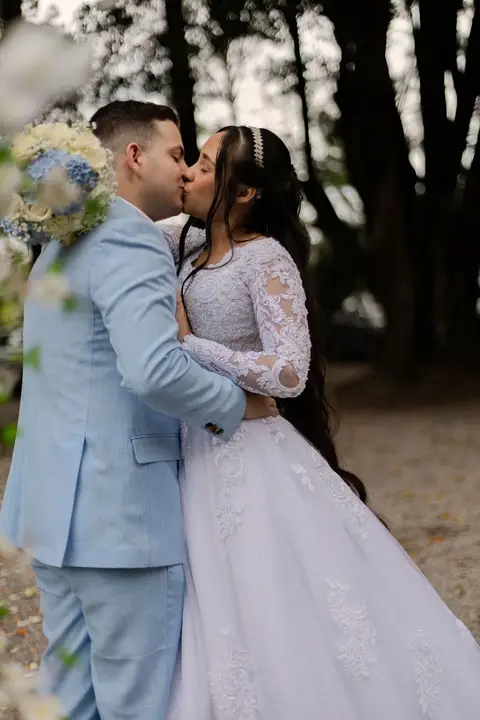 As melhores ideias e inspirações criativas de fotos de casamento registradas por fotógrafos profissionais de eventos da empresa Criativus Foto e Vídeo no Espaço Lindo Sítio & Eventos: Fotos do protocolares apenas os noivos'