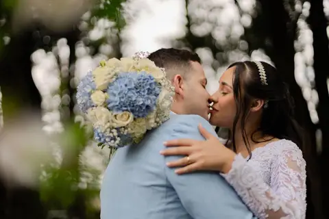As melhores ideias e inspirações criativas de fotos de casamento registradas por fotógrafos profissionais de eventos da empresa Criativus Foto e Vídeo no Espaço Lindo Sítio & Eventos: Fotos do protocolares apenas os noivos'