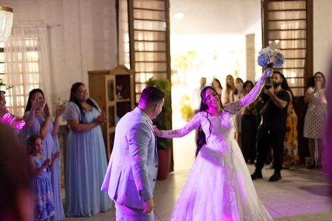 As melhores ideias e inspirações criativas de fotos de casamento registradas por fotógrafos profissionais de eventos da empresa Criativus Foto e Vídeo no Espaço Lindo Sítio & Eventos: Fotos na festa recepção'