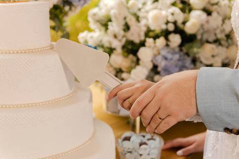 As melhores ideias e inspirações criativas de fotos de casamento registradas por fotógrafos profissionais de eventos da empresa Criativus Foto e Vídeo no Espaço Lindo Sítio & Eventos: Fotos do corte do bolo'