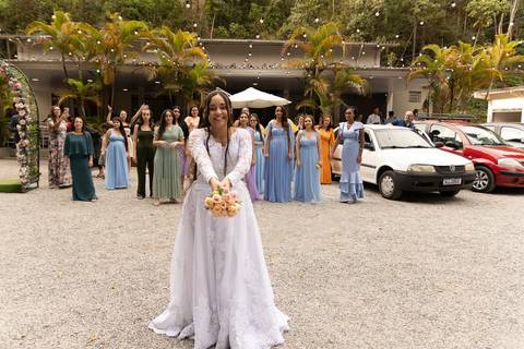As melhores ideias e inspirações criativas de fotos de casamento registradas por fotógrafos profissionais de eventos da empresa Criativus Foto e Vídeo no Espaço Lindo Sítio & Eventos: Fotos da noiva jogando o buquê'