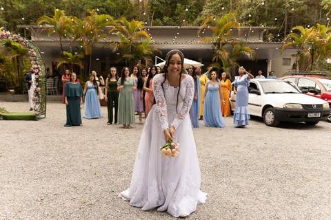 As melhores ideias e inspirações criativas de fotos de casamento registradas por fotógrafos profissionais de eventos da empresa Criativus Foto e Vídeo no Espaço Lindo Sítio & Eventos: Fotos da noiva jogando o buquê'