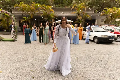 As melhores ideias e inspirações criativas de fotos de casamento registradas por fotógrafos profissionais de eventos da empresa Criativus Foto e Vídeo no Espaço Lindo Sítio & Eventos: Fotos da noiva jogando o buquê'