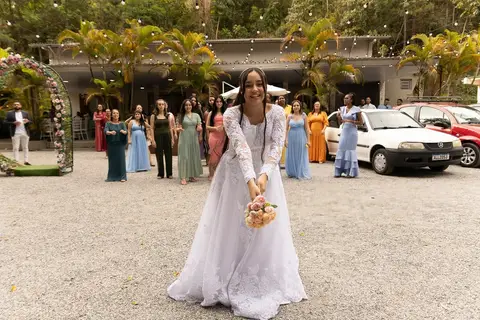 As melhores ideias e inspirações criativas de fotos de casamento registradas por fotógrafos profissionais de eventos da empresa Criativus Foto e Vídeo no Espaço Lindo Sítio & Eventos: Fotos da noiva jogando o buquê'