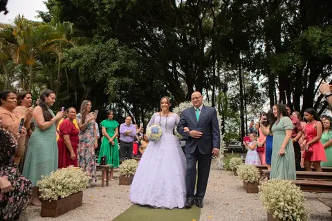 As melhores ideias e inspirações criativas de fotos de casamento registradas por fotógrafos profissionais de eventos da empresa Criativus Foto e Vídeo no Espaço Lindo Sítio & Eventos: Fotos do momento da cerimônia'