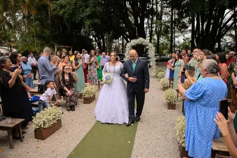 As melhores ideias e inspirações criativas de fotos de casamento registradas por fotógrafos profissionais de eventos da empresa Criativus Foto e Vídeo no Espaço Lindo Sítio & Eventos: Fotos do momento da cerimônia'