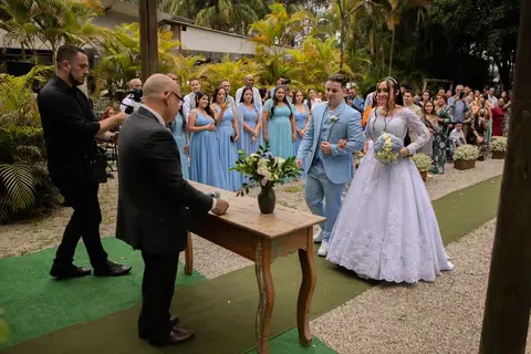As melhores ideias e inspirações criativas de fotos de casamento registradas por fotógrafos profissionais de eventos da empresa Criativus Foto e Vídeo no Espaço Lindo Sítio & Eventos: Fotos do momento da cerimônia'