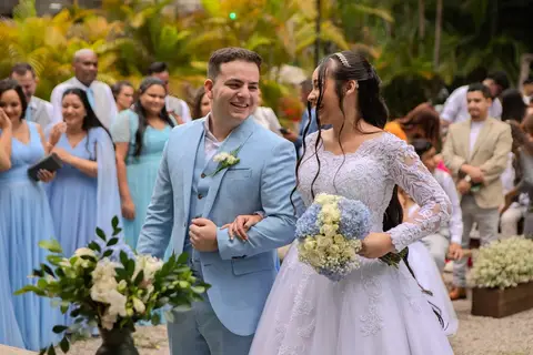 As melhores ideias e inspirações criativas de fotos de casamento registradas por fotógrafos profissionais de eventos da empresa Criativus Foto e Vídeo no Espaço Lindo Sítio & Eventos: Fotos do momento da cerimônia'