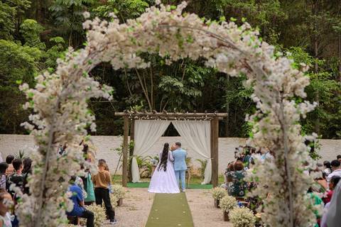 As melhores ideias e inspirações criativas de fotos de casamento registradas por fotógrafos profissionais de eventos da empresa Criativus Foto e Vídeo no Espaço Lindo Sítio & Eventos: Fotos do momento da cerimônia'