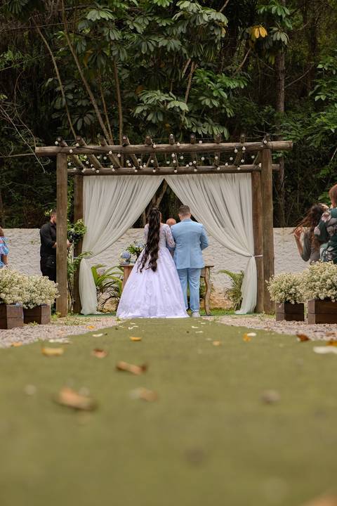 As melhores ideias e inspirações criativas de fotos de casamento registradas por fotógrafos profissionais de eventos da empresa Criativus Foto e Vídeo no Espaço Lindo Sítio & Eventos: Fotos do momento da cerimônia'