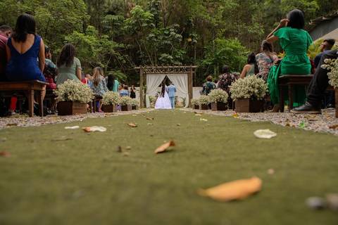 As melhores ideias e inspirações criativas de fotos de casamento registradas por fotógrafos profissionais de eventos da empresa Criativus Foto e Vídeo no Espaço Lindo Sítio & Eventos: Fotos do momento da cerimônia'