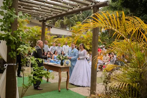 As melhores ideias e inspirações criativas de fotos de casamento registradas por fotógrafos profissionais de eventos da empresa Criativus Foto e Vídeo no Espaço Lindo Sítio & Eventos: Fotos do momento da cerimônia'