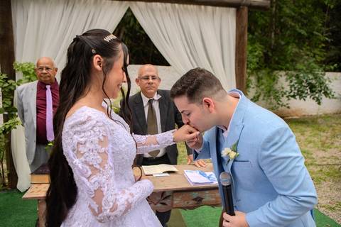 As melhores ideias e inspirações criativas de fotos de casamento registradas por fotógrafos profissionais de eventos da empresa Criativus Foto e Vídeo no Espaço Lindo Sítio & Eventos: Fotos do momento da cerimônia'