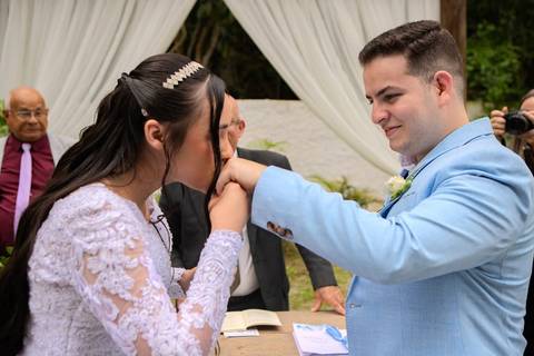 As melhores ideias e inspirações criativas de fotos de casamento registradas por fotógrafos profissionais de eventos da empresa Criativus Foto e Vídeo no Espaço Lindo Sítio & Eventos: Fotos do momento da cerimônia'