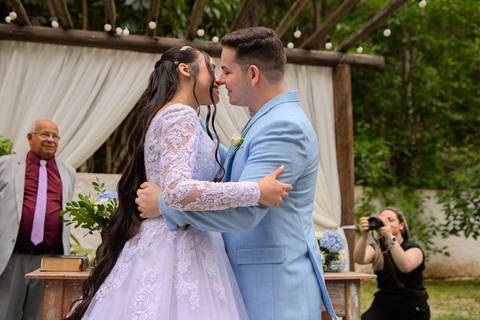 As melhores ideias e inspirações criativas de fotos de casamento registradas por fotógrafos profissionais de eventos da empresa Criativus Foto e Vídeo no Espaço Lindo Sítio & Eventos: Fotos do momento da cerimônia'