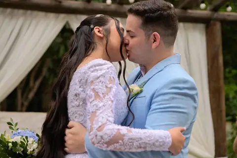 As melhores ideias e inspirações criativas de fotos de casamento registradas por fotógrafos profissionais de eventos da empresa Criativus Foto e Vídeo no Espaço Lindo Sítio & Eventos: Fotos do momento da cerimônia'