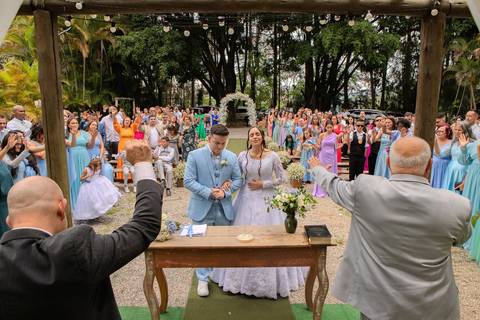 As melhores ideias e inspirações criativas de fotos de casamento registradas por fotógrafos profissionais de eventos da empresa Criativus Foto e Vídeo no Espaço Lindo Sítio & Eventos: Fotos do momento da cerimônia'