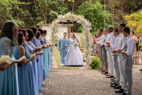 As melhores ideias e inspirações criativas de fotos de casamento registradas por fotógrafos profissionais de eventos da empresa Criativus Foto e Vídeo no Espaço Lindo Sítio & Eventos: Fotos do momento da cerimônia'