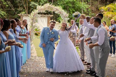 As melhores ideias e inspirações criativas de fotos de casamento registradas por fotógrafos profissionais de eventos da empresa Criativus Foto e Vídeo no Espaço Lindo Sítio & Eventos: Fotos do momento da cerimônia'