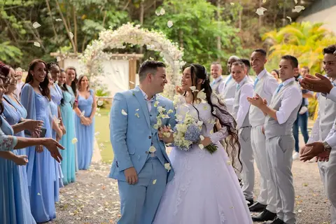 As melhores ideias e inspirações criativas de fotos de casamento registradas por fotógrafos profissionais de eventos da empresa Criativus Foto e Vídeo no Espaço Lindo Sítio & Eventos: Fotos do momento da cerimônia'