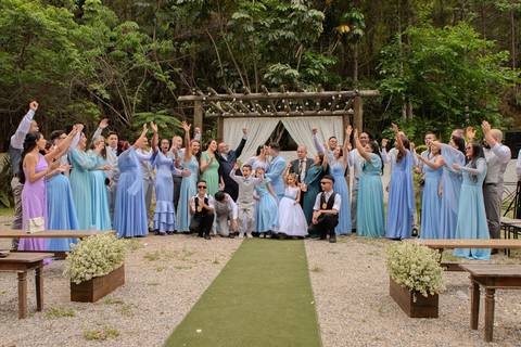 As melhores ideias e inspirações criativas de fotos de casamento registradas por fotógrafos profissionais de eventos da empresa Criativus Foto e Vídeo no Espaço Lindo Sítio & Eventos: Fotos do protocolares dos noivos com os padrinhos'