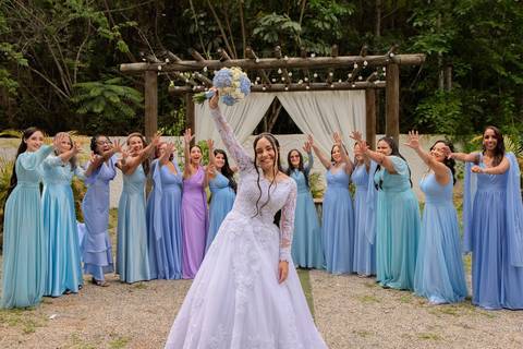 As melhores ideias e inspirações criativas de fotos de casamento registradas por fotógrafos profissionais de eventos da empresa Criativus Foto e Vídeo no Espaço Lindo Sítio & Eventos: Fotos do protocolares da noiva com as madrinhas'