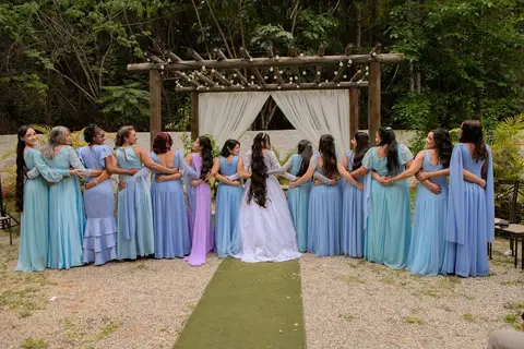 As melhores ideias e inspirações criativas de fotos de casamento registradas por fotógrafos profissionais de eventos da empresa Criativus Foto e Vídeo no Espaço Lindo Sítio & Eventos: Fotos do protocolares da noiva com as madrinhas'