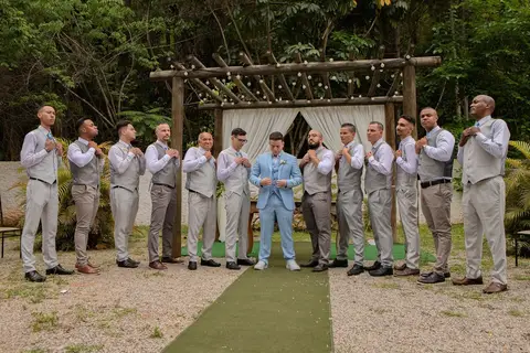 As melhores ideias e inspirações criativas de fotos de casamento registradas por fotógrafos profissionais de eventos da empresa Criativus Foto e Vídeo no Espaço Lindo Sítio & Eventos: Fotos do protocolares do noivo com os padrinhos'