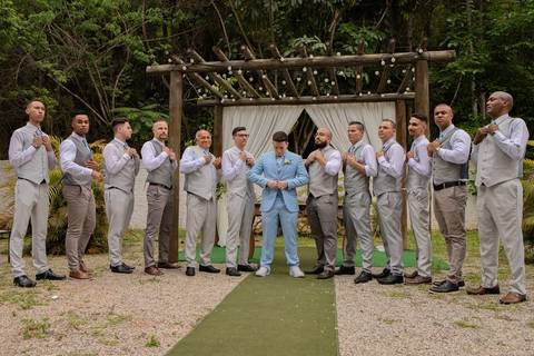 As melhores ideias e inspirações criativas de fotos de casamento registradas por fotógrafos profissionais de eventos da empresa Criativus Foto e Vídeo no Espaço Lindo Sítio & Eventos: Fotos do protocolares do noivo com os padrinhos'