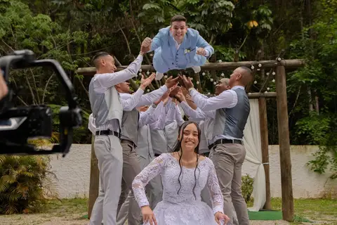 As melhores ideias e inspirações criativas de fotos de casamento registradas por fotógrafos profissionais de eventos da empresa Criativus Foto e Vídeo no Espaço Lindo Sítio & Eventos: Fotos do protocolares dos noivos com os padrinhos '