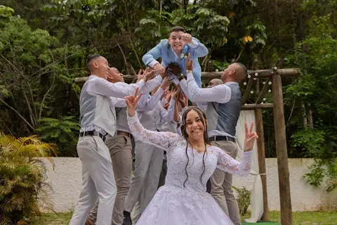 As melhores ideias e inspirações criativas de fotos de casamento registradas por fotógrafos profissionais de eventos da empresa Criativus Foto e Vídeo no Espaço Lindo Sítio & Eventos: Fotos do protocolares dos noivos com os padrinhos '