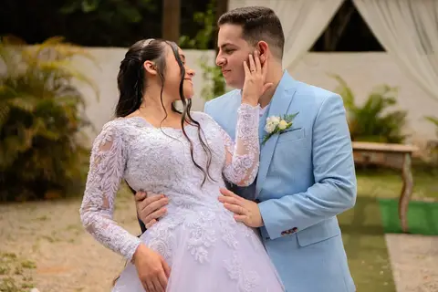 As melhores ideias e inspirações criativas de fotos de casamento registradas por fotógrafos profissionais de eventos da empresa Criativus Foto e Vídeo no Espaço Lindo Sítio & Eventos: Fotos do protocolares apenas os noivos'