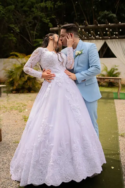 As melhores ideias e inspirações criativas de fotos de casamento registradas por fotógrafos profissionais de eventos da empresa Criativus Foto e Vídeo no Espaço Lindo Sítio & Eventos: Fotos do protocolares apenas os noivos'