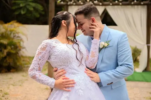 As melhores ideias e inspirações criativas de fotos de casamento registradas por fotógrafos profissionais de eventos da empresa Criativus Foto e Vídeo no Espaço Lindo Sítio & Eventos: Fotos do protocolares apenas os noivos'