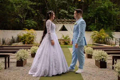 As melhores ideias e inspirações criativas de fotos de casamento registradas por fotógrafos profissionais de eventos da empresa Criativus Foto e Vídeo no Espaço Lindo Sítio & Eventos: Fotos do protocolares apenas os noivos'