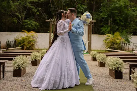 As melhores ideias e inspirações criativas de fotos de casamento registradas por fotógrafos profissionais de eventos da empresa Criativus Foto e Vídeo no Espaço Lindo Sítio & Eventos: Fotos do protocolares apenas os noivos'