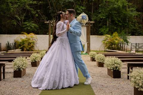 As melhores ideias e inspirações criativas de fotos de casamento registradas por fotógrafos profissionais de eventos da empresa Criativus Foto e Vídeo no Espaço Lindo Sítio & Eventos: Fotos do protocolares apenas os noivos'